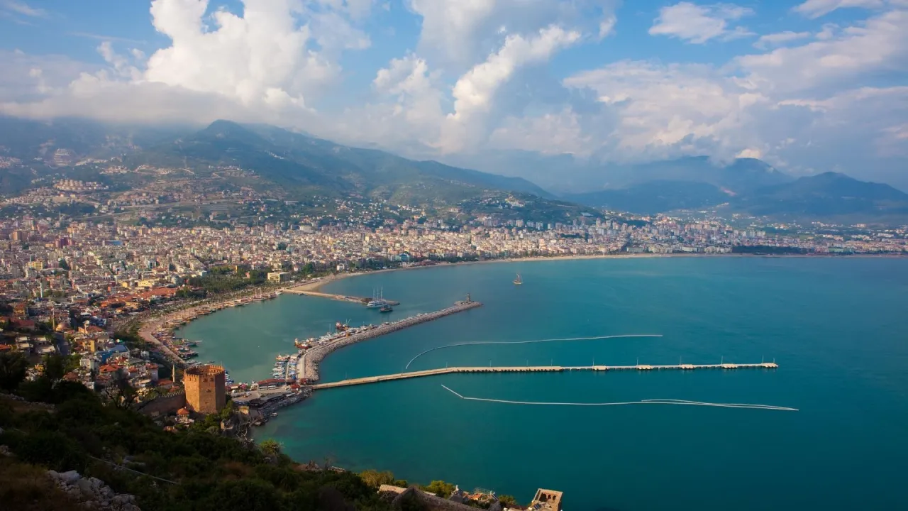 Widok na Alanyę z twierdzą i portem. Czy Alanya jest bezpieczna? Tak, to popularny kurort z pięknymi widokami.
