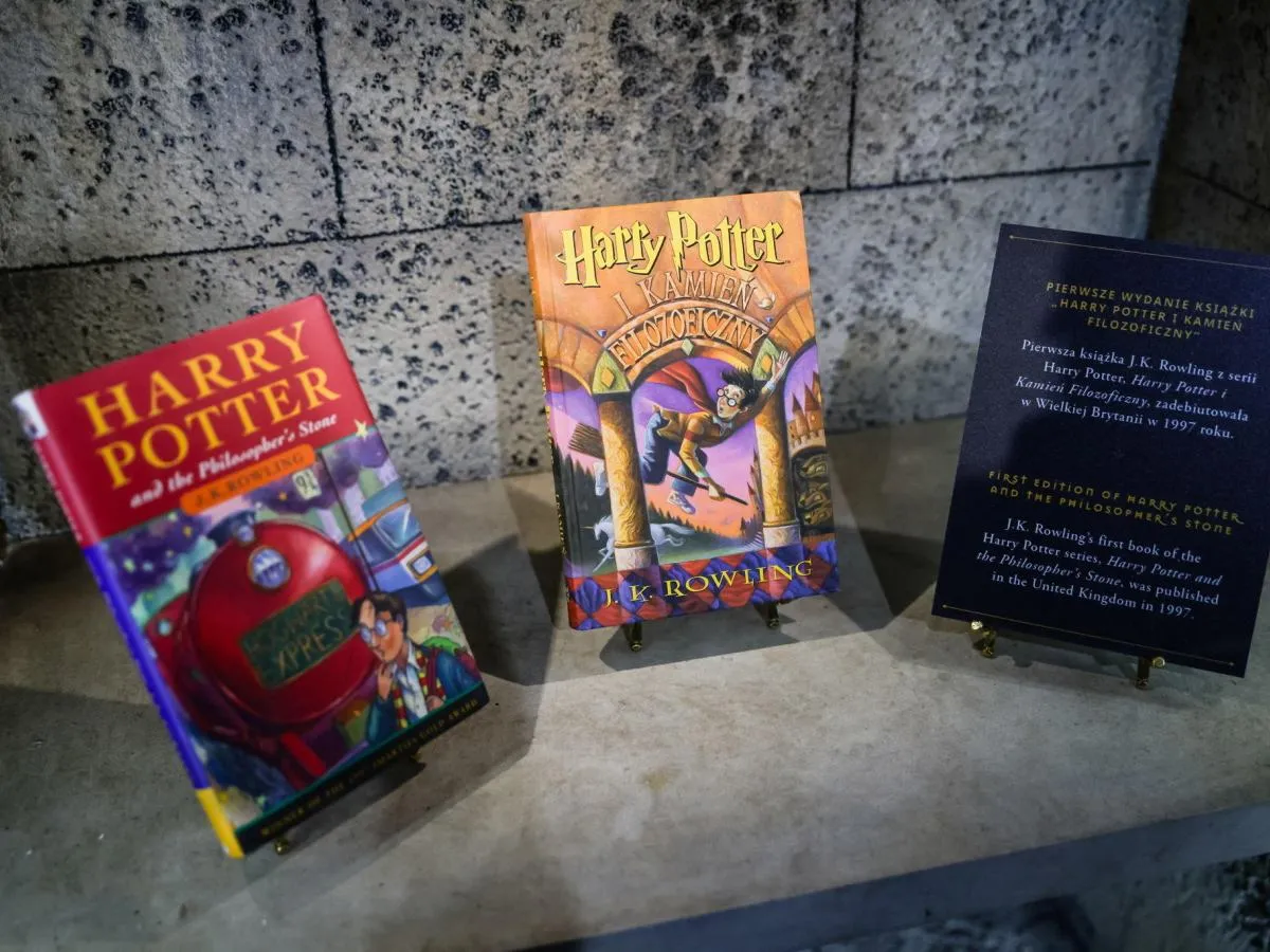 Kiedy nowy Harry Potter? Trzy okładki pierwszych wydań książek J.K. Rowling, w tym 