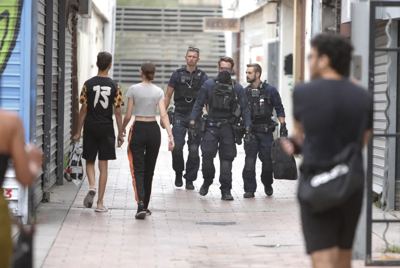 Policjanci w pełnym rynsztunku patrolują ulicę. Czy w Marsylii jest bezpiecznie? Obecność służb sugeruje, że tak.