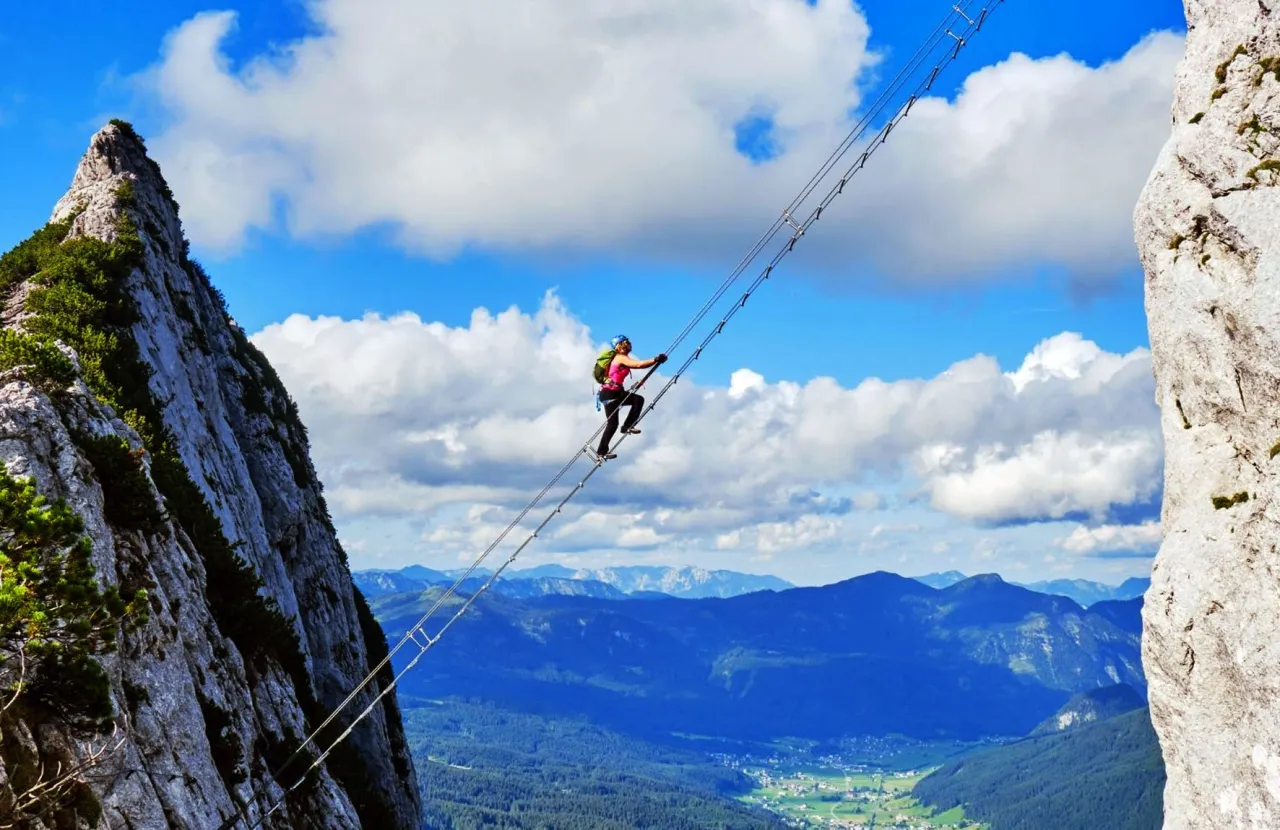 turysta w kasku i z lonżą via ferrata w Tatrach
