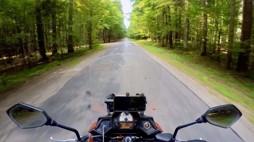 Motocykl na krętej drodze Roztocze widoki