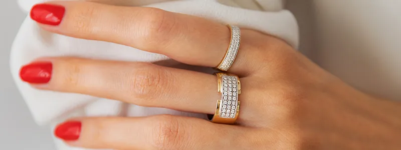 Szeroki pierścionek na palcu wskazującym stylizacje