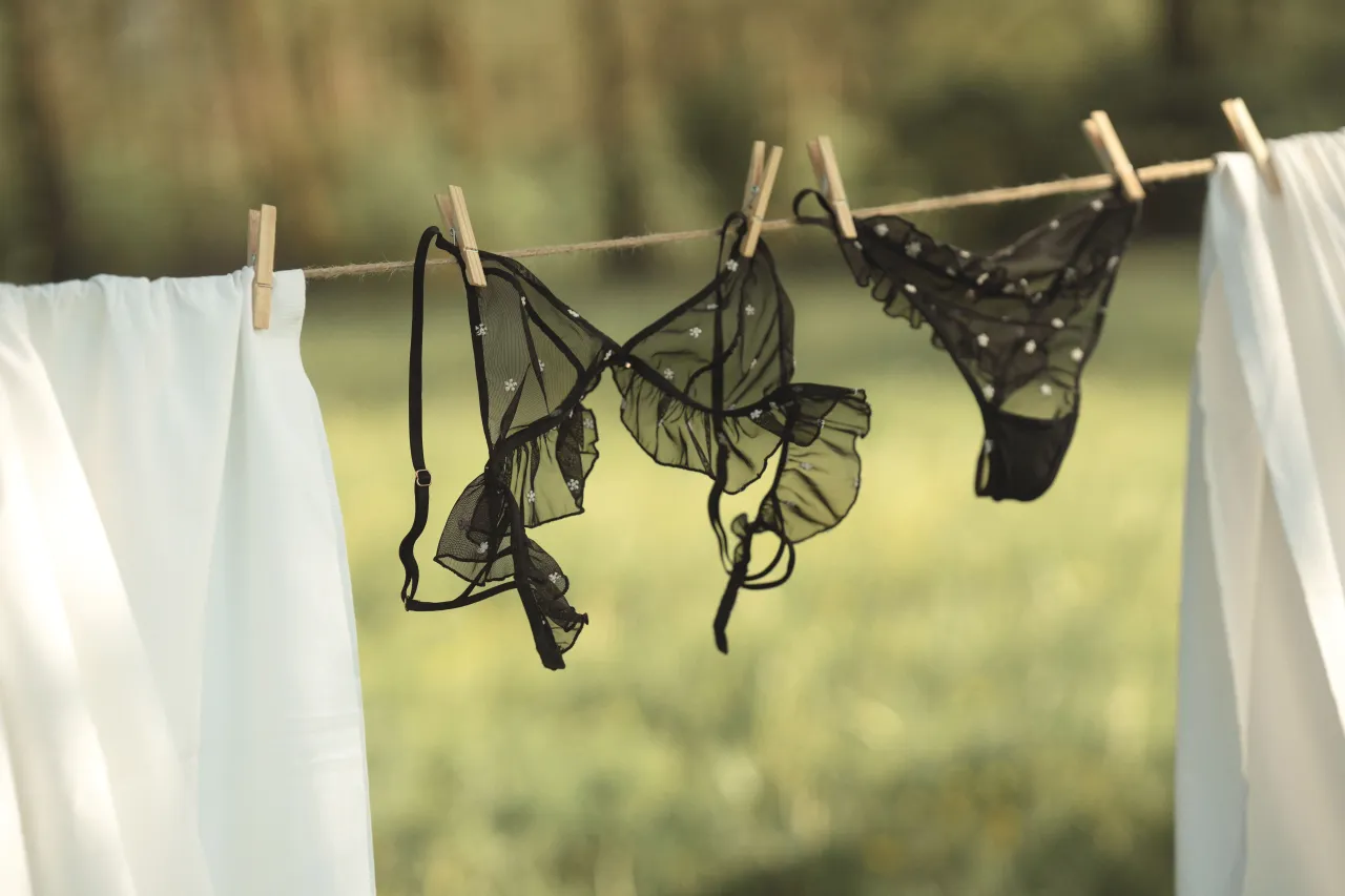 Pranie ręczne kontra pralka: Kt&oacute;rą metodę i kiedy wybrać?