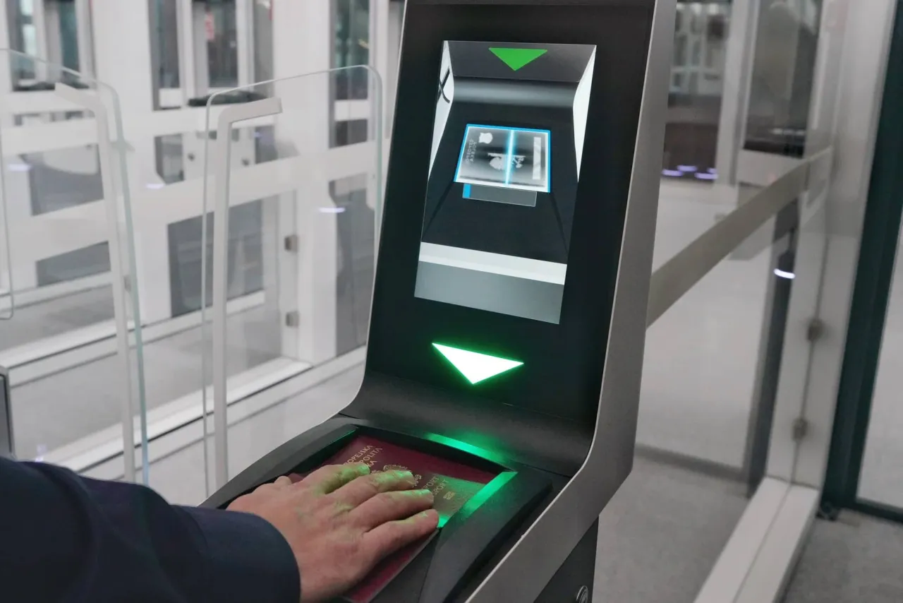 Pasażer odprawiający się online na lotnisku