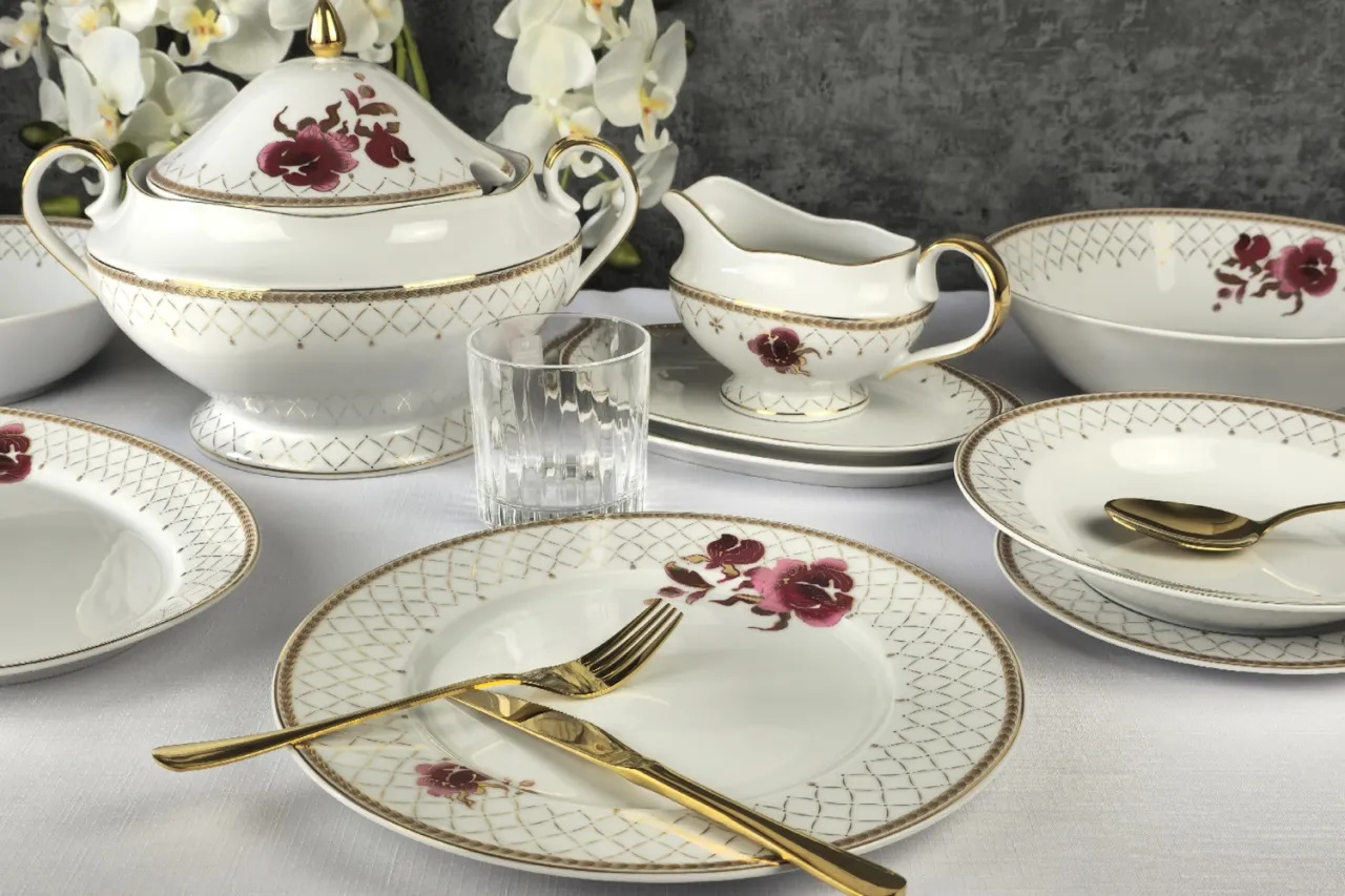 elegancki serwis porcelanowy