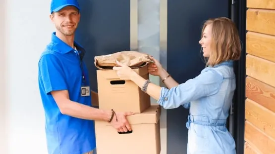 InPost kurier odbierający paczkę z domu