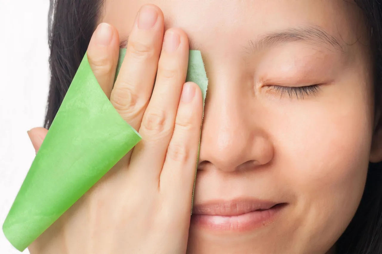 kobieta wykonująca test bibułką na twarzy