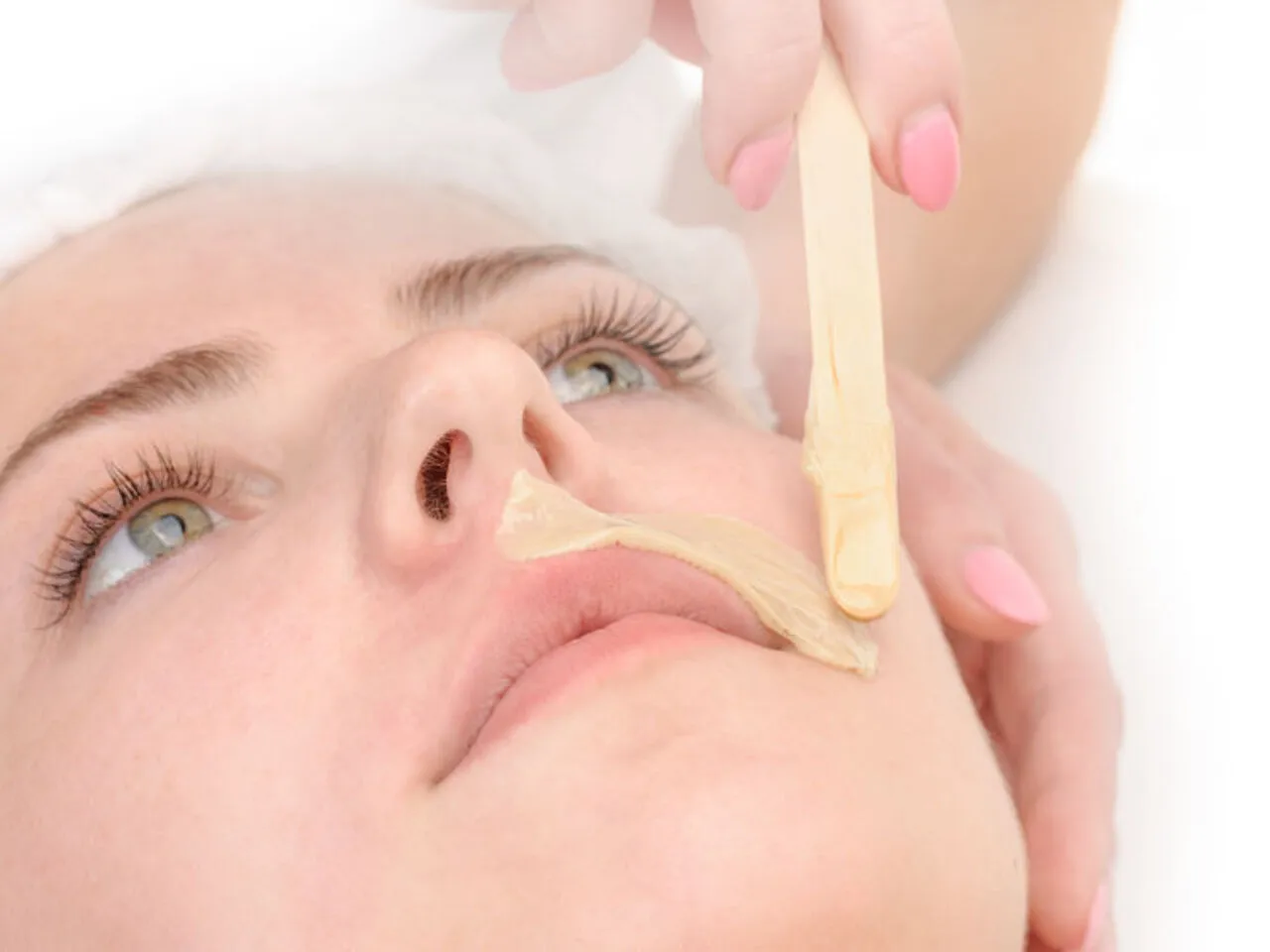 Delikatny krem do depilacji twarzy usuwa niechciane włoski nad górną wargą.