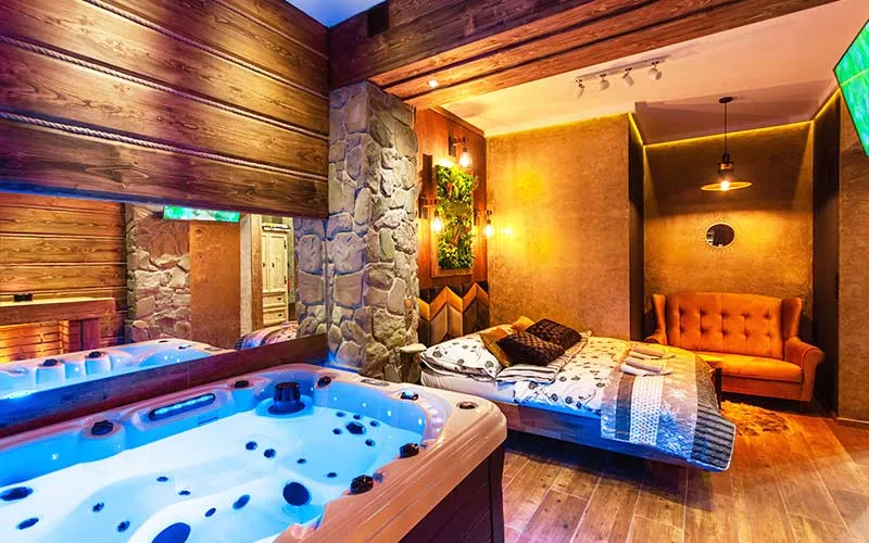 R&oacute;żne typy nocleg&oacute;w w Zakopanem - kolaż (kwatera prywatna, apartament, hotel z basenem)