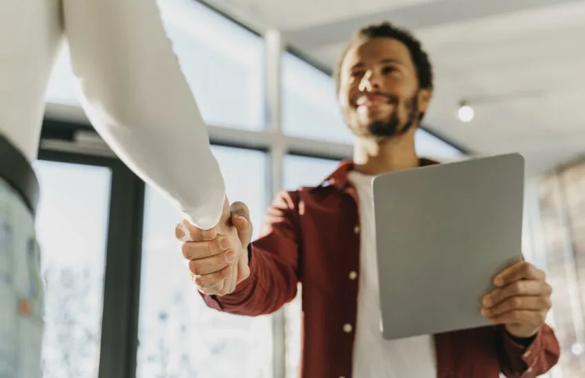 osoba zastanawiająca się nad swoją ścieżką rozwoju, autoanaliza