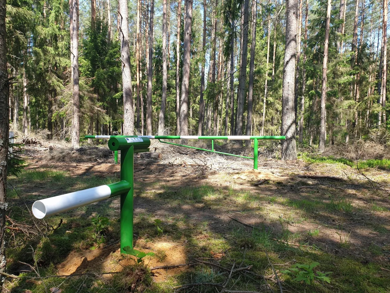 ręczne otwieranie szlabanu kluczem tr&oacute;jkątnym