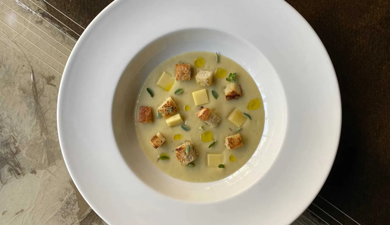 minestra di porri con crostini e formaggio