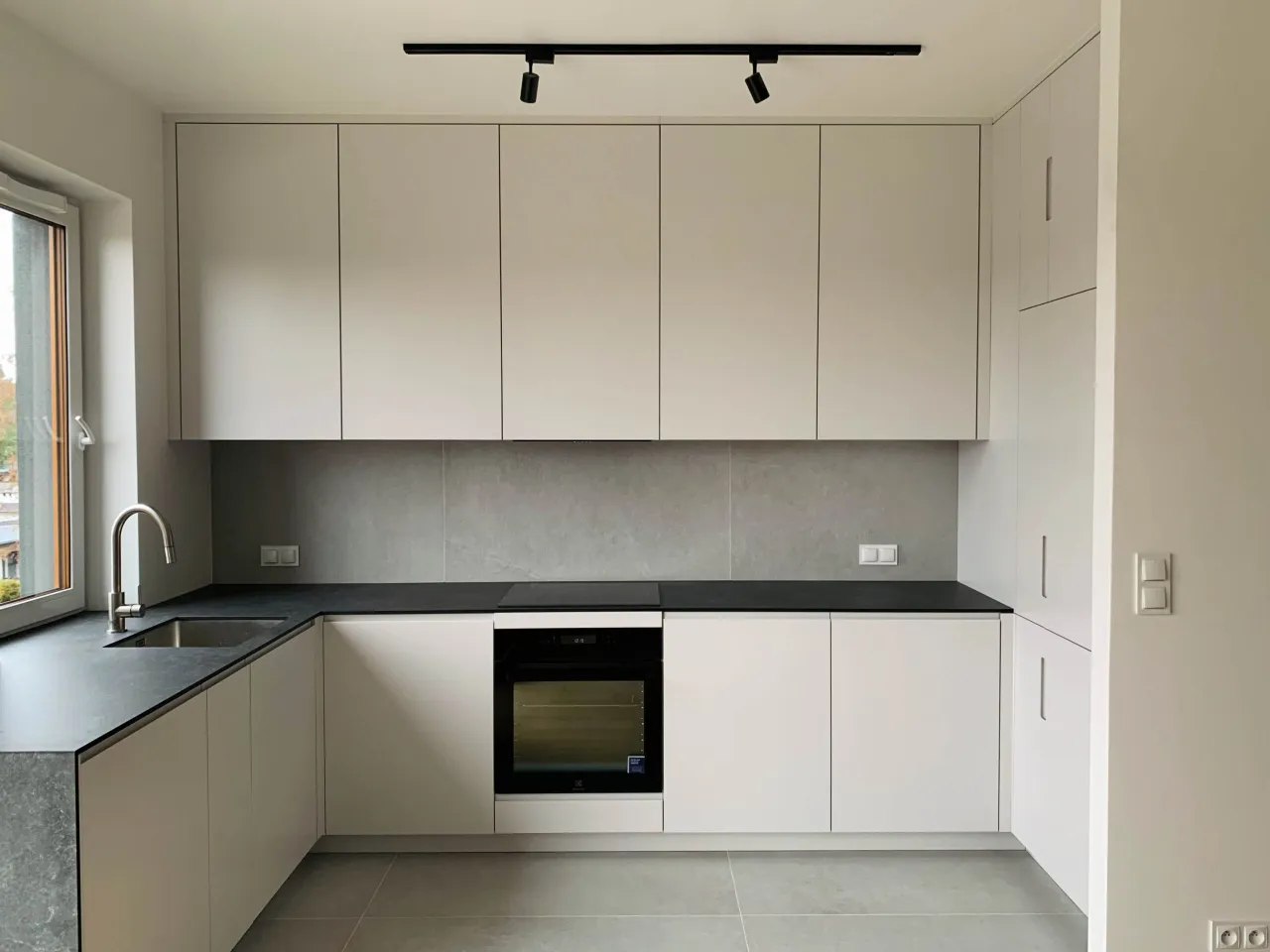 Kuchnia z płytą HPL dopasowaną do blatu