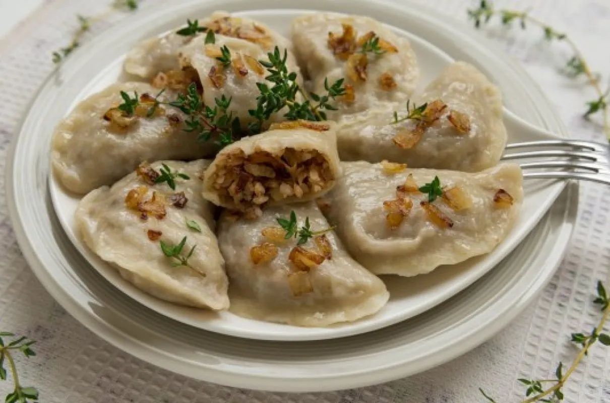 Zdjęcie Idealne surówki do pierogów z mięsem, które zaskoczą Twoje podniebienie