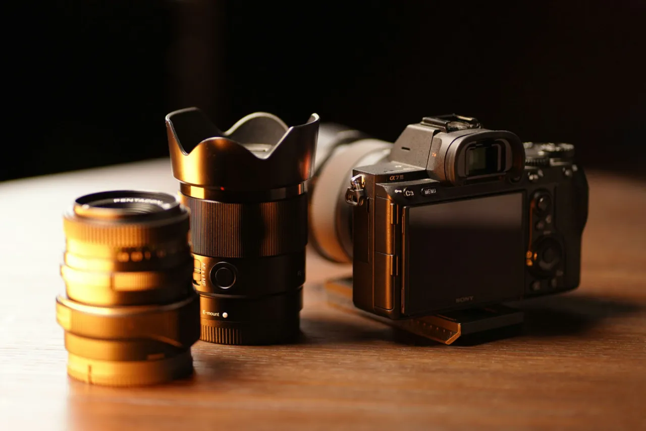 Aparat Sony Alpha 7 III z obiektywami. Zastanawiasz się, gdzie sprzedać aparat fotograficzny? Ten zestaw może być wart uwagi.