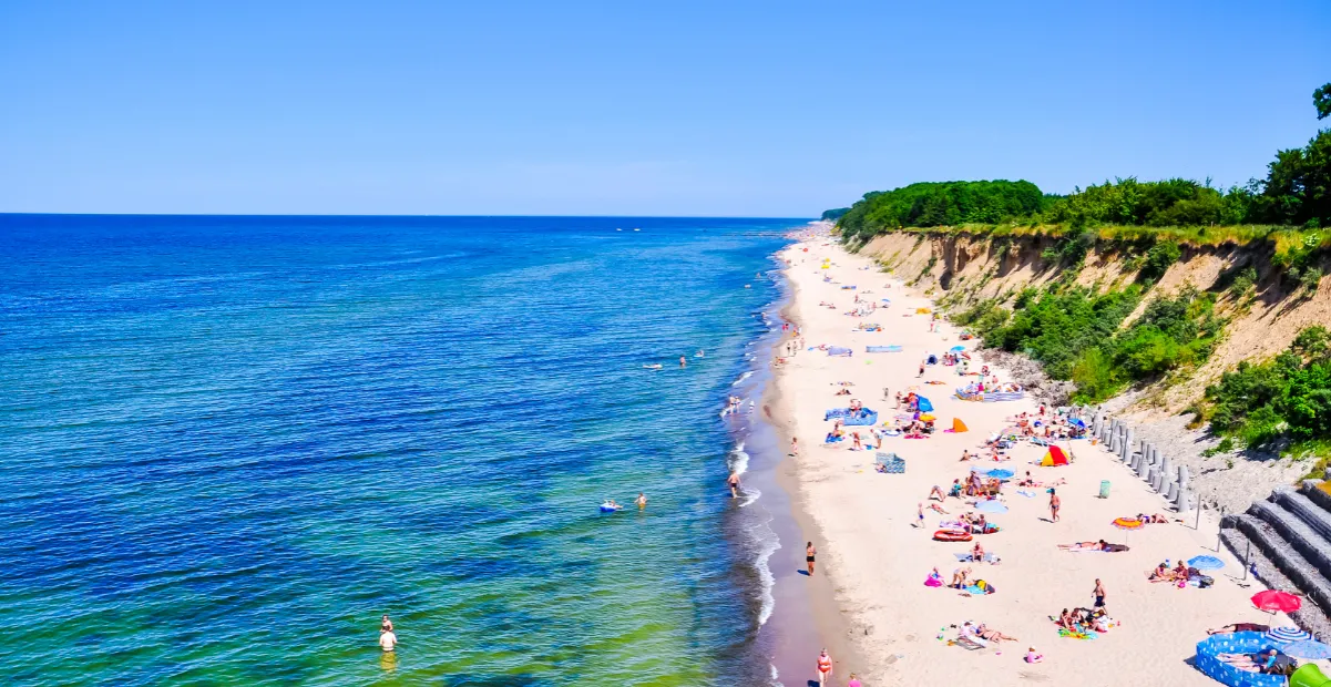 Porównanie plaż w popularnym kurorcie vs. cichej miejscowości nad Bałtykiem