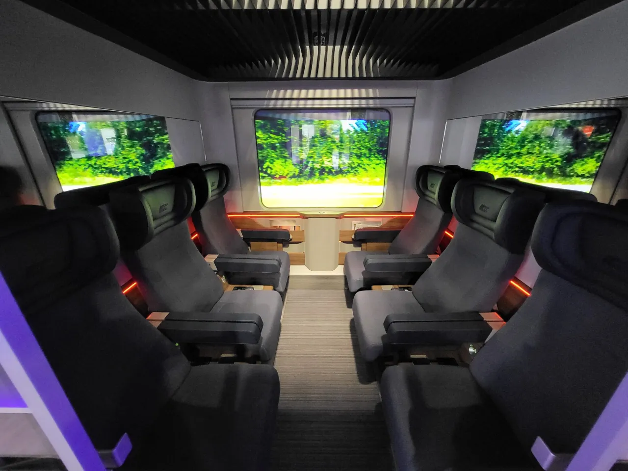 Wnętrze pociąg&oacute;w IC: wygodne fotele, nowoczesny design i ekrany imitujące widok za oknem.