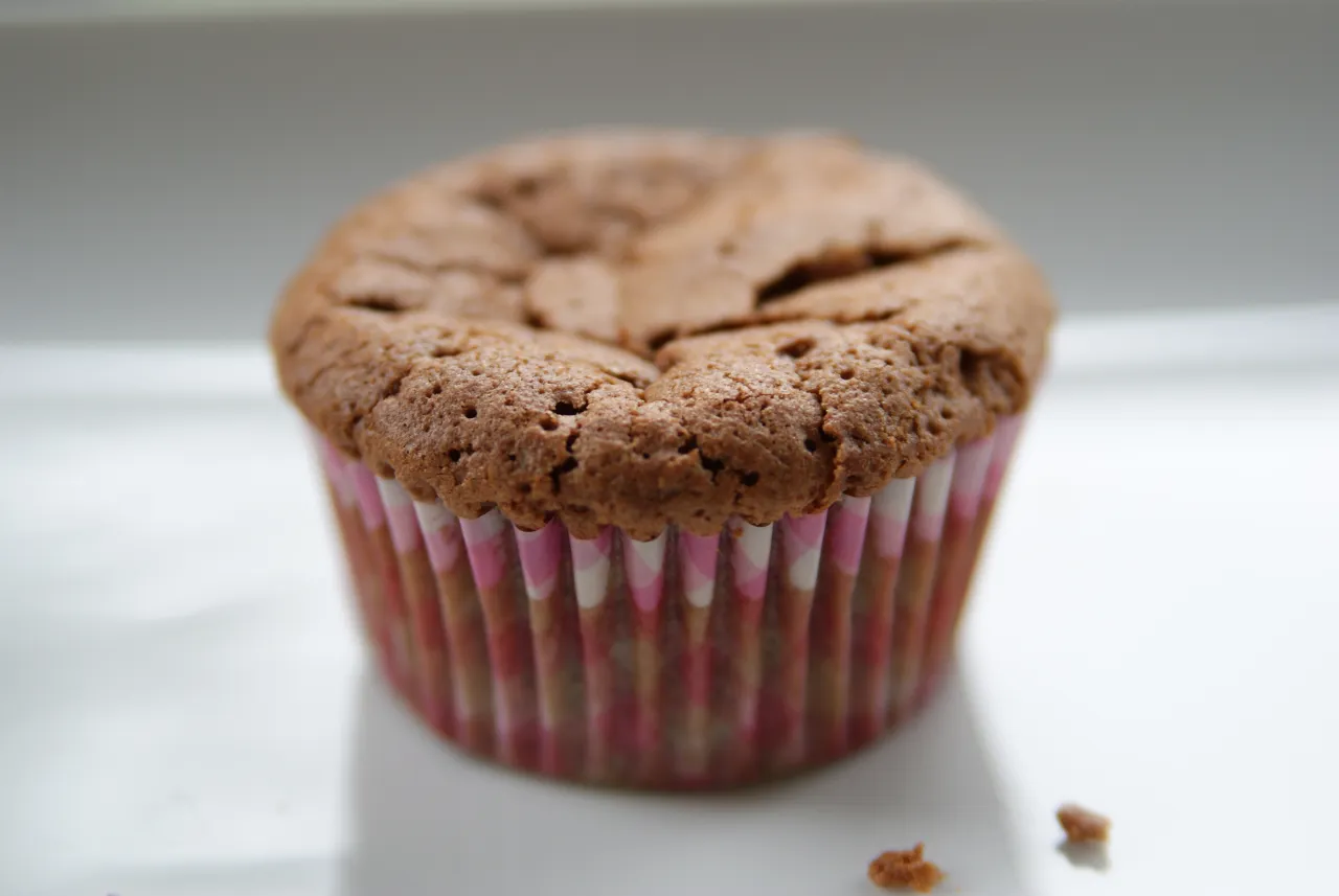 Babeczki brownie z chrupiącą sk&oacute;rką i ciągnącym środkiem