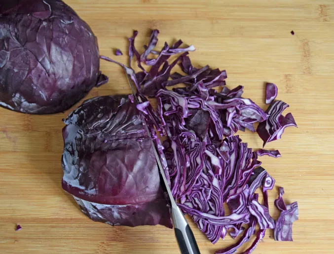 świeża czerwona kapusta szatkowanie