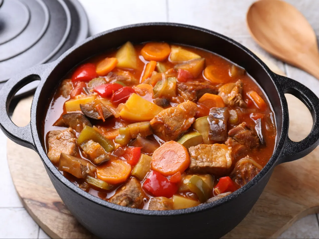 Gulasz wieprzowy w garnku żeliwnym z warzywami. Kiedy solić mięso wieprzowe na gulasz? Najlepiej pod koniec gotowania, by nie wyszło twarde.