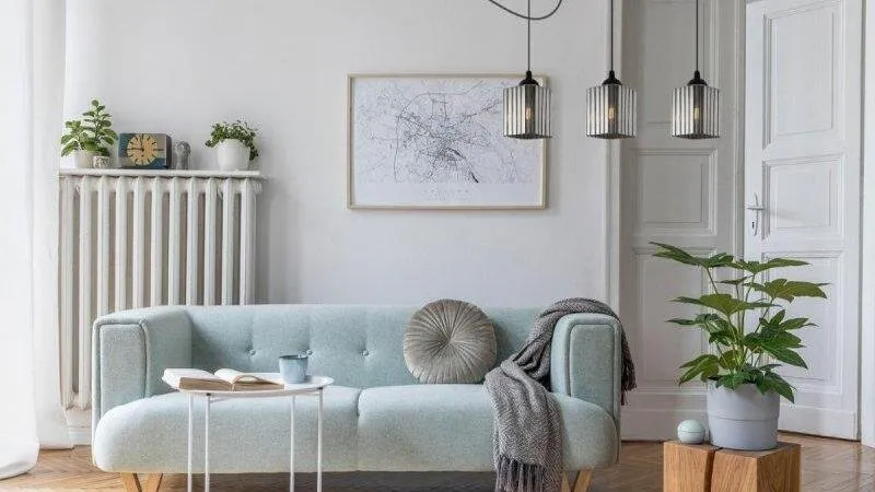 Barwa światła w r&oacute;żnych stylach wnętrz salonu