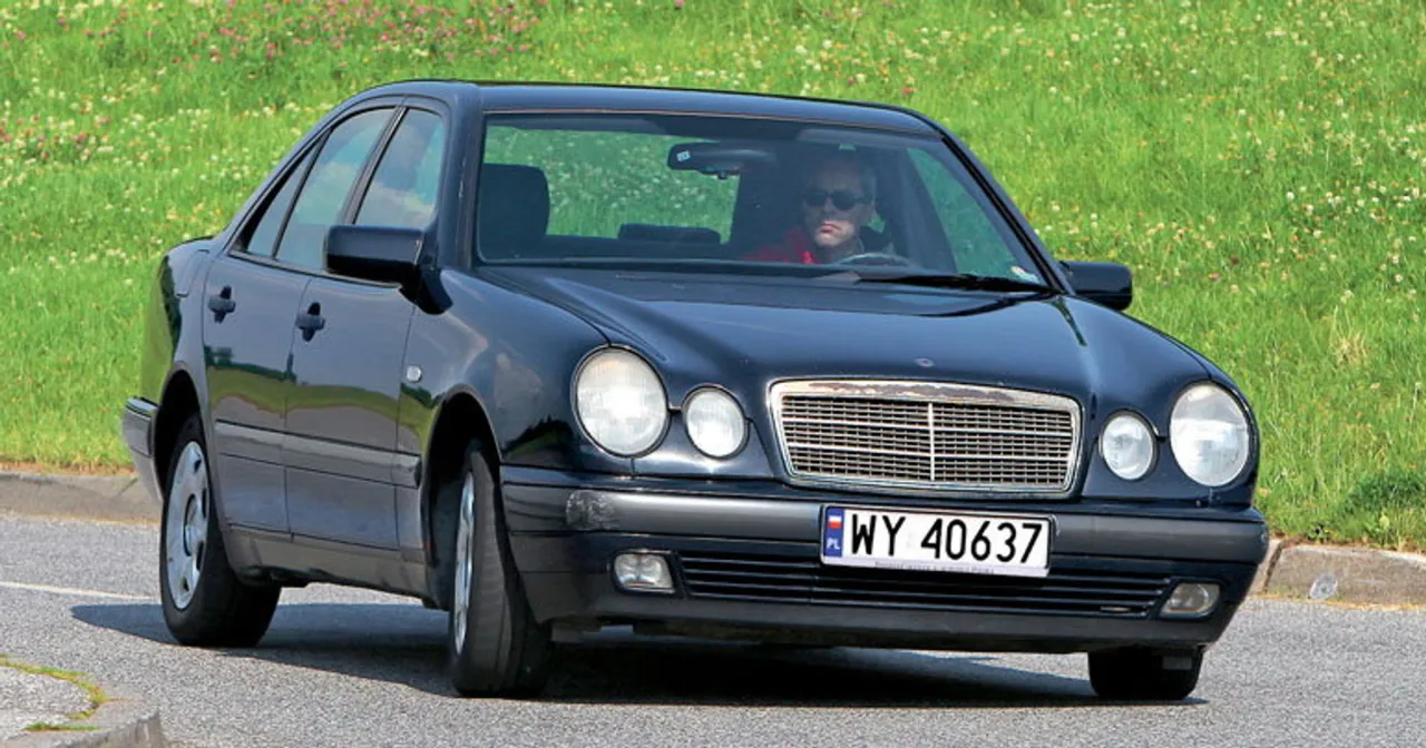 Mercedes W210 na tle miasta
