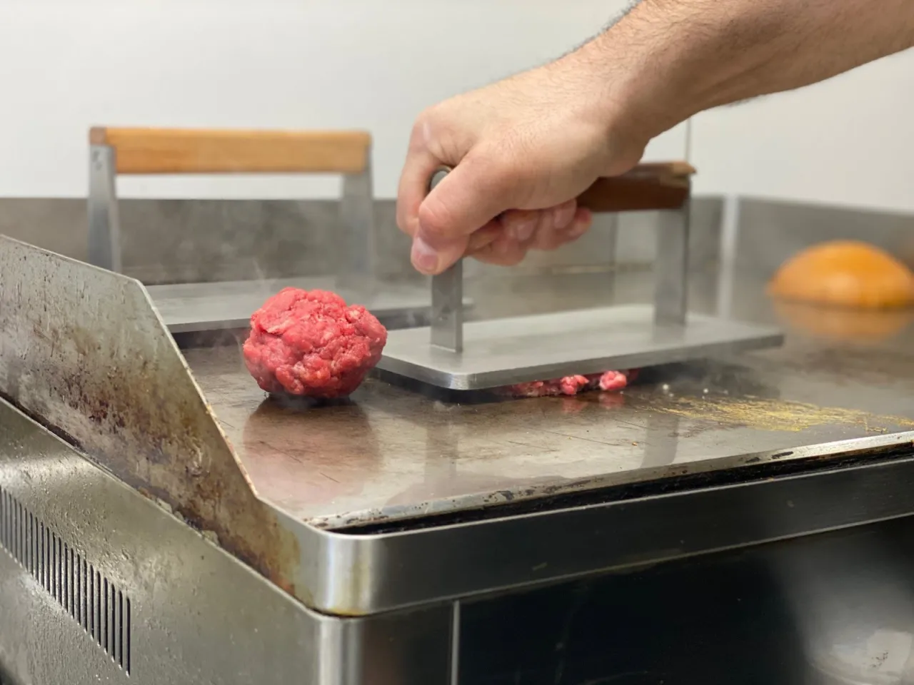 technique &eacute;craser steak smash burger avec spatule