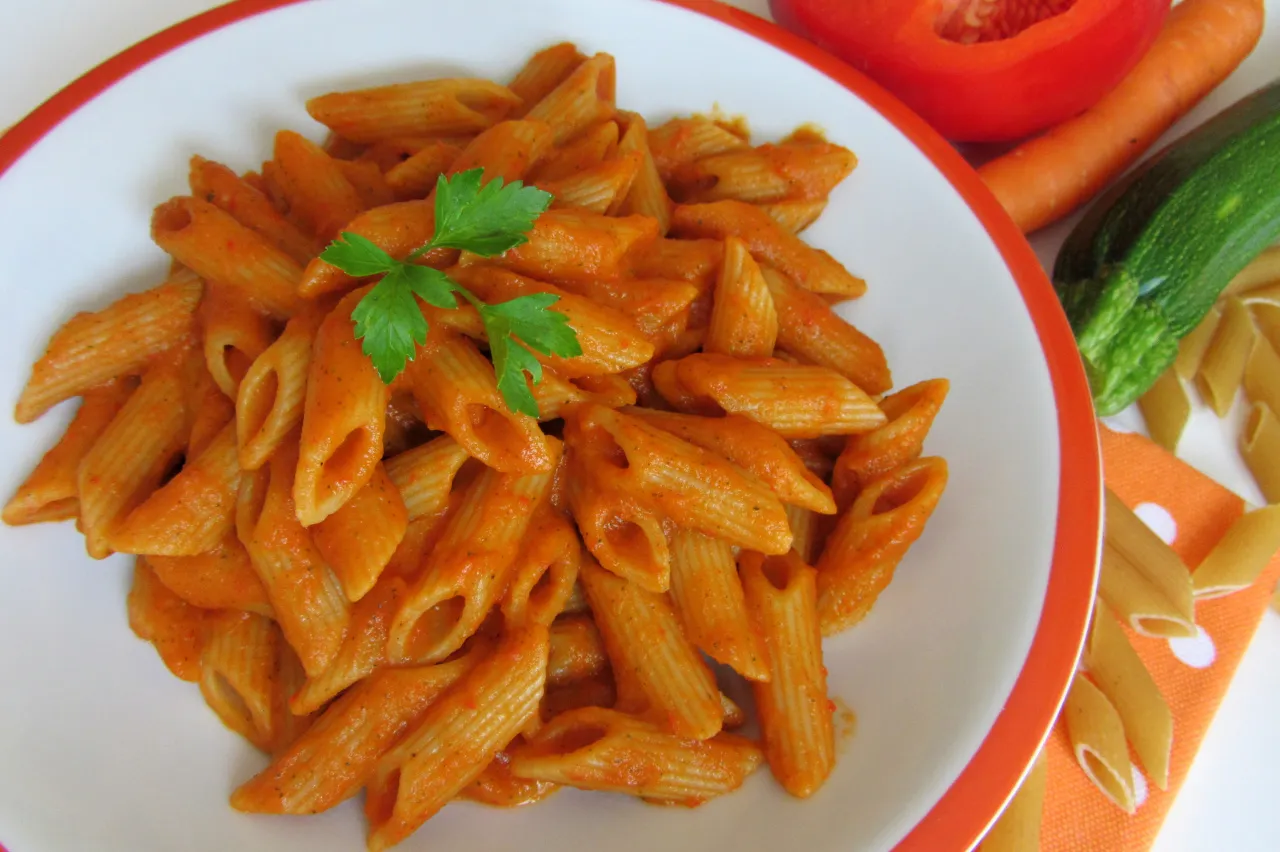 Sos do makaronu z warzywami na patelni