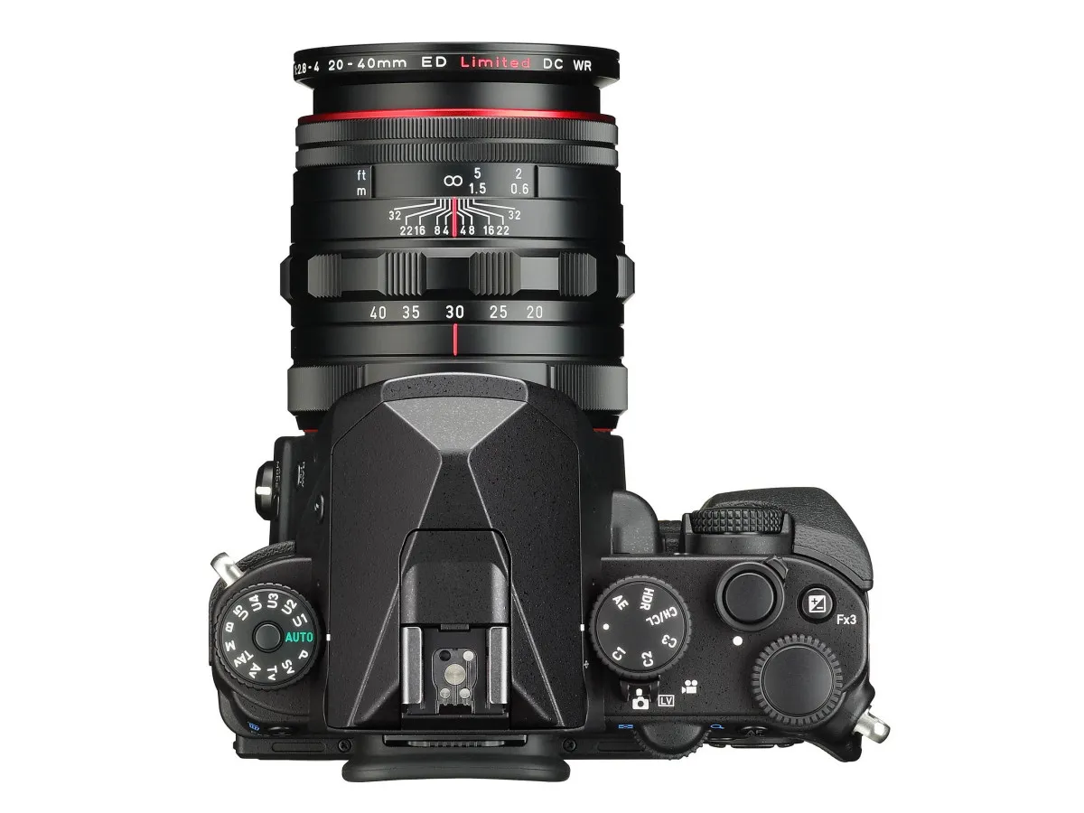 Górny widok lustrzanki Pentax KM z obiektywem 20-40mm ED Limited DC WR.