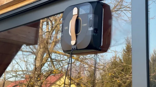 robot myjący okna w akcji na dużym oknie