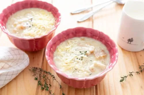 Soupe au lait traditionnelle bol pain rassis