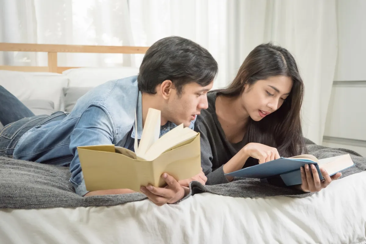 Osoba czytająca książkę w refleksyjnej pozie