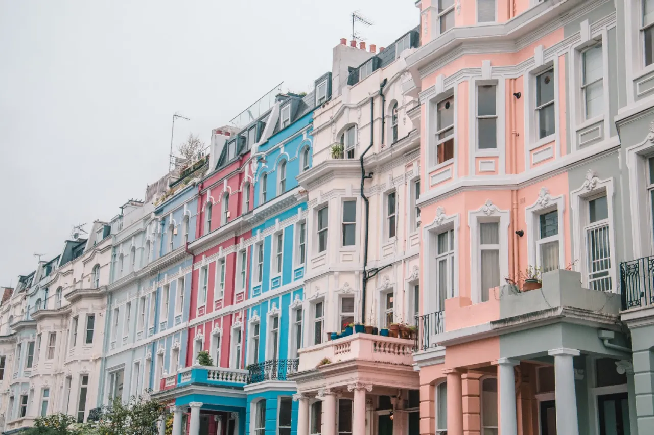 Kolorowe kamienice w Notting Hill, idealne miejsce, by zobaczyć, co zwiedzić w Londynie. Pastelowe fasady tworzą malowniczy widok.