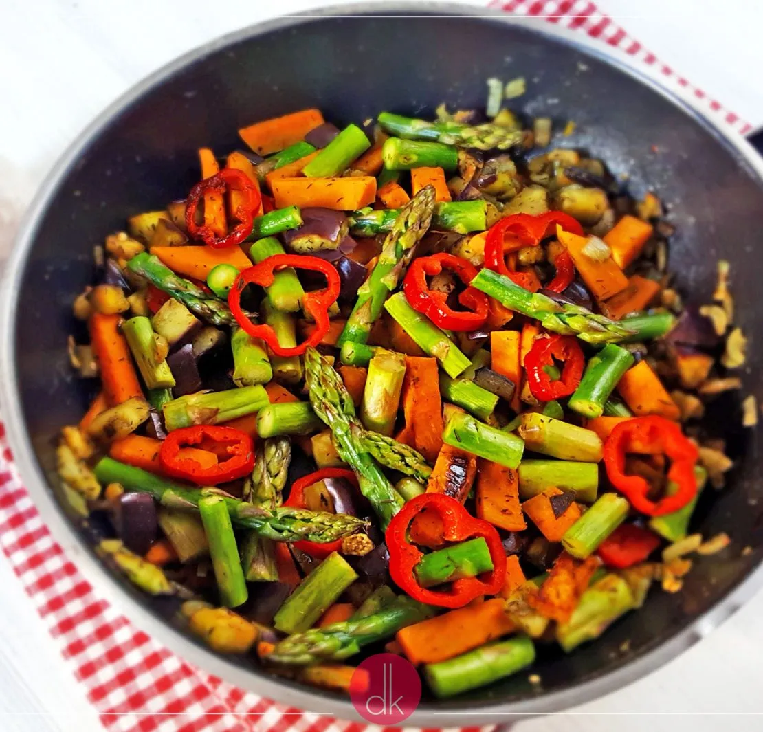 kolorowe danie jednogarnkowe na patelni z warzywami