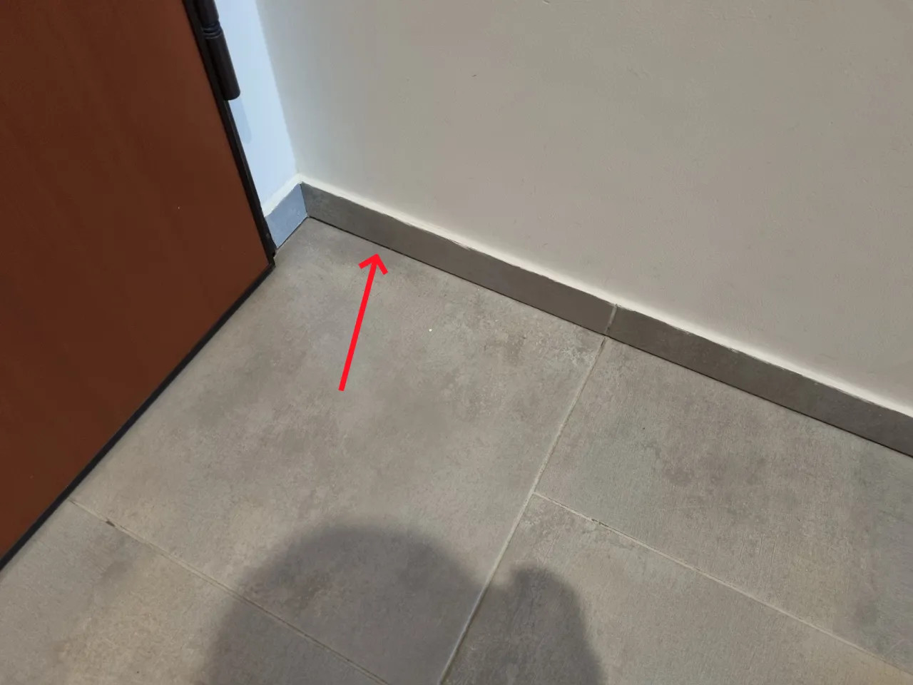 Stary pękający silikon na płytkach