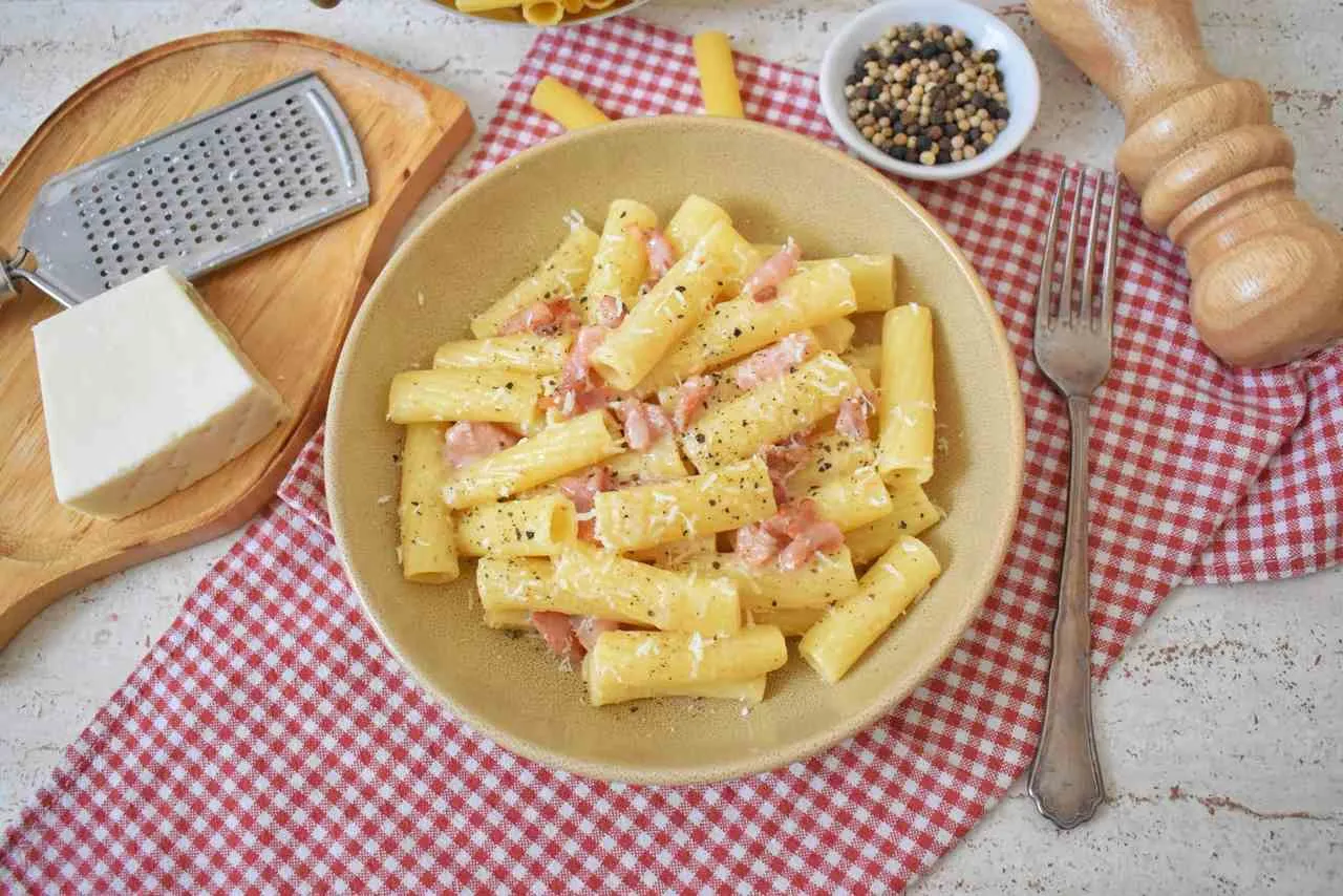 Pyszne danie z makaronem rigatoni, guanciale i pecorino romano. Idealne Pasta alla Gricia przepis.