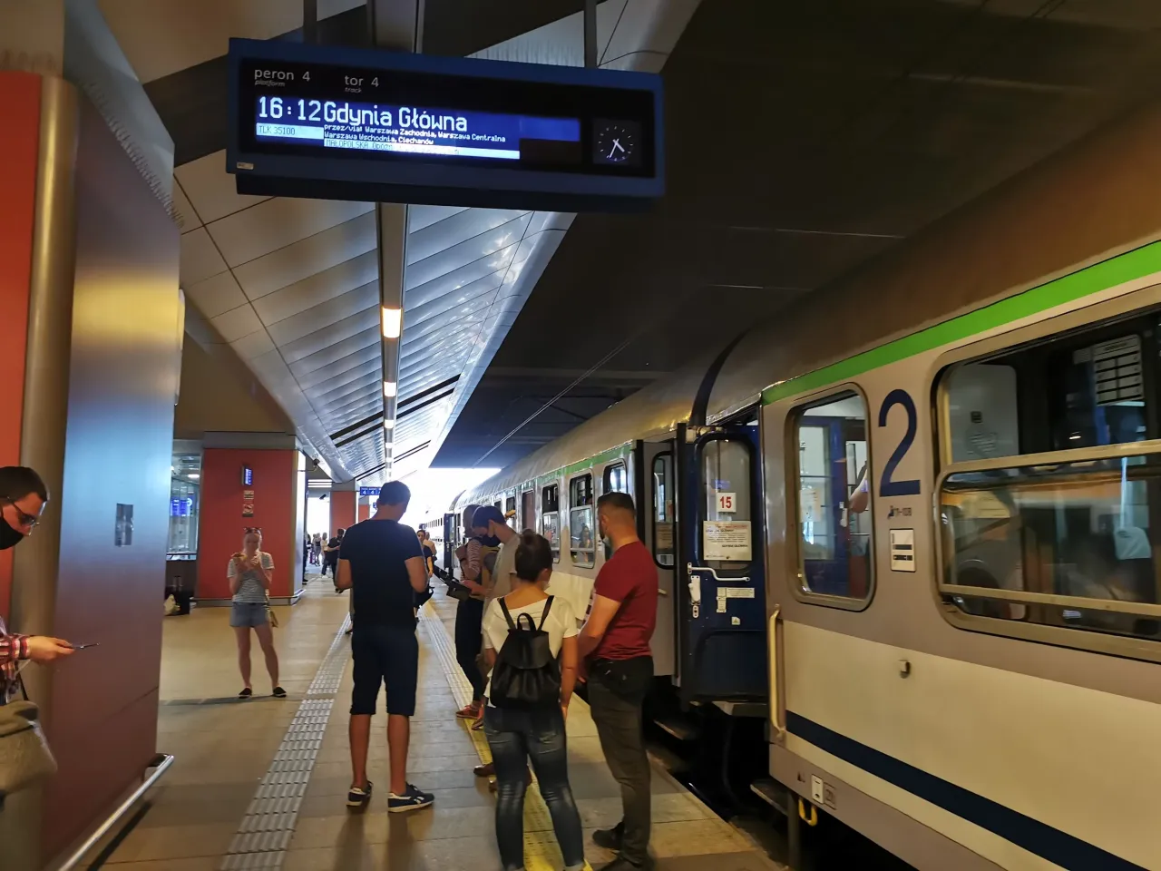 Sp&oacute;źniłem się na pociąg do Gdyni Gł&oacute;wnej. Co z biletem? Ludzie czekają na peronie 4.