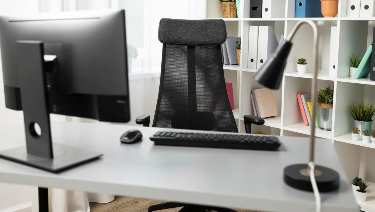 Spedytor home office praca zdalna biurko komputer