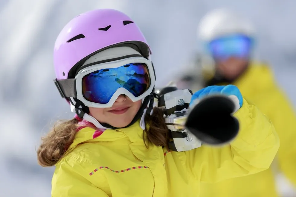 dziecko w kasku i goglach narciarskich