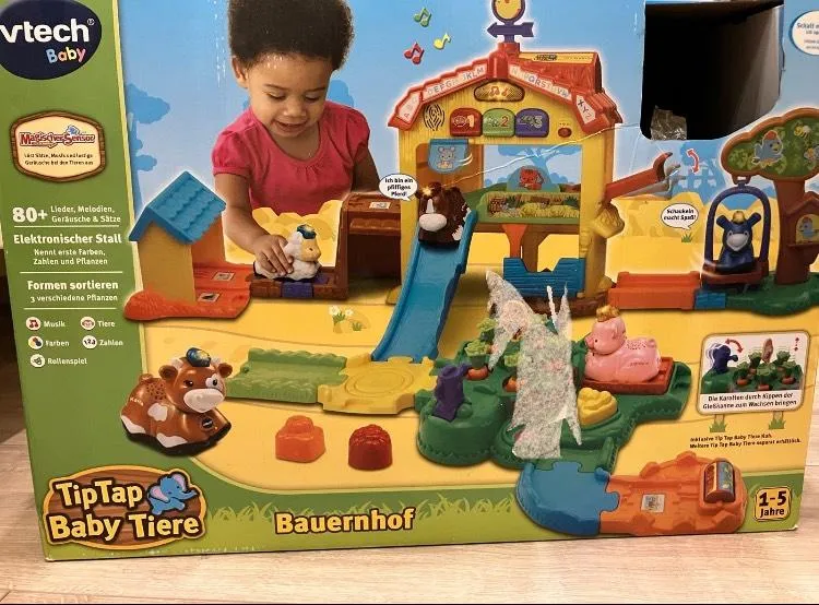 Kleinkind spielt mit Tieren auf Bauernhof