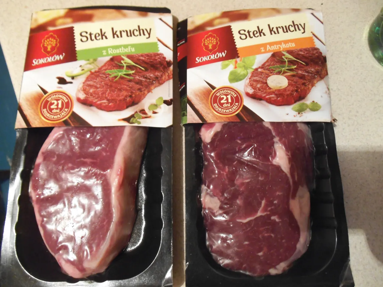 Stek kruchy z polędwicy wołowej czy stek z antrykotu? Oba soczyste, dojrzewające 21 dni, gotowe do grillowania.