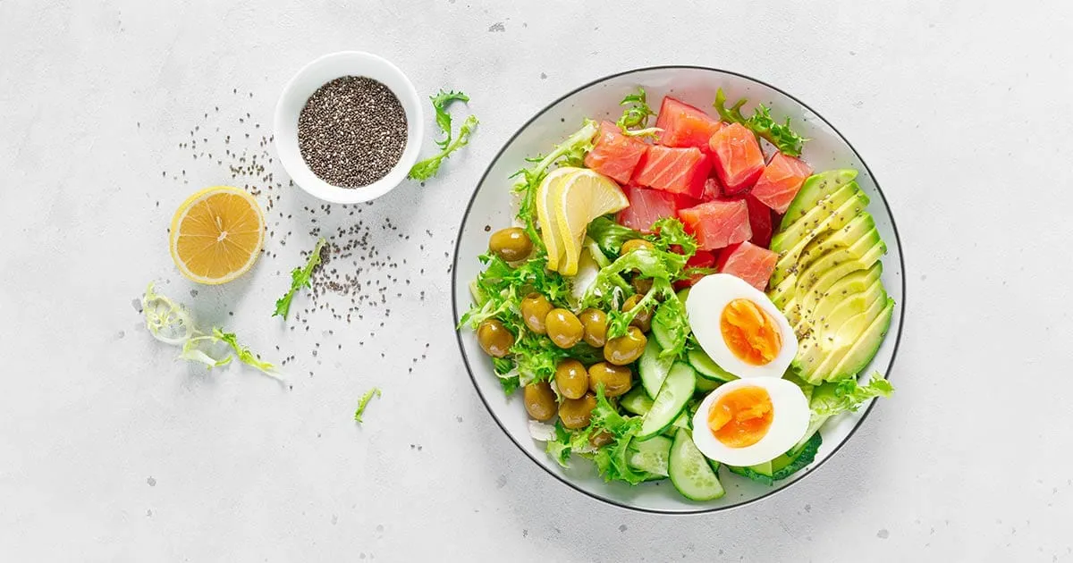 śniadanie białkowo-tłuszczowe jajka