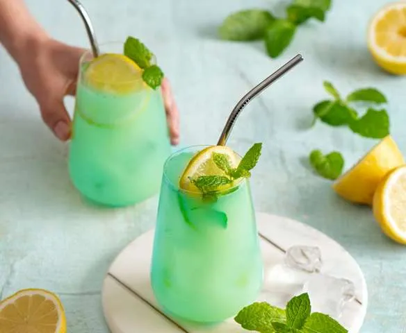 dekoracja drinków miętowo-cytrynowych