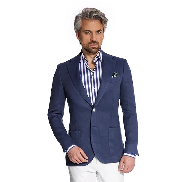 Niebieska marynarka z ciemnymi jeansami, niebieska marynarka z beżowymi chinosami