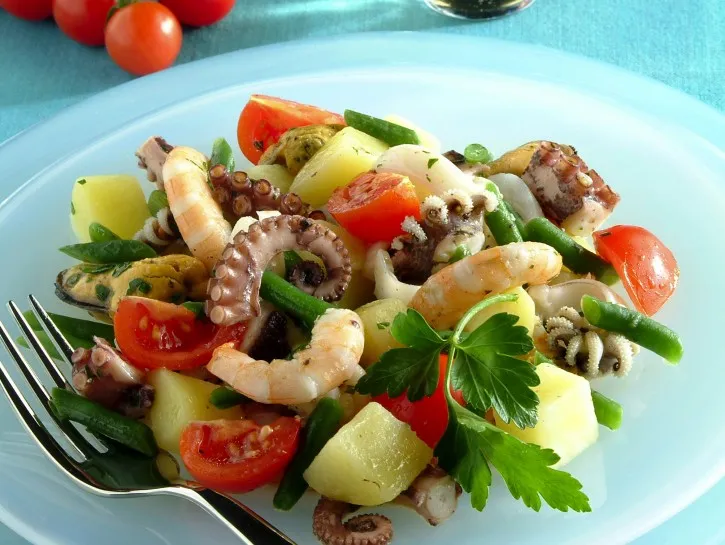 Insalata di mare con verdure e patate