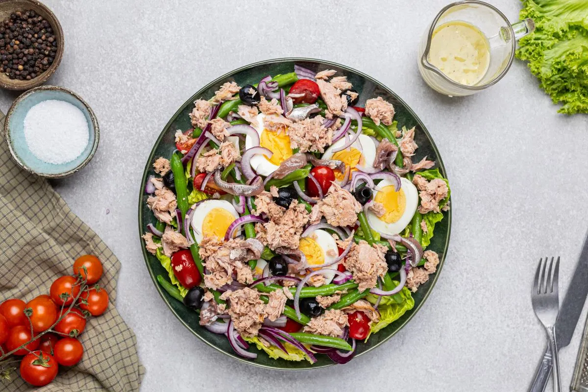 sałatka nicejska tuńczyk z puszki vs świeży