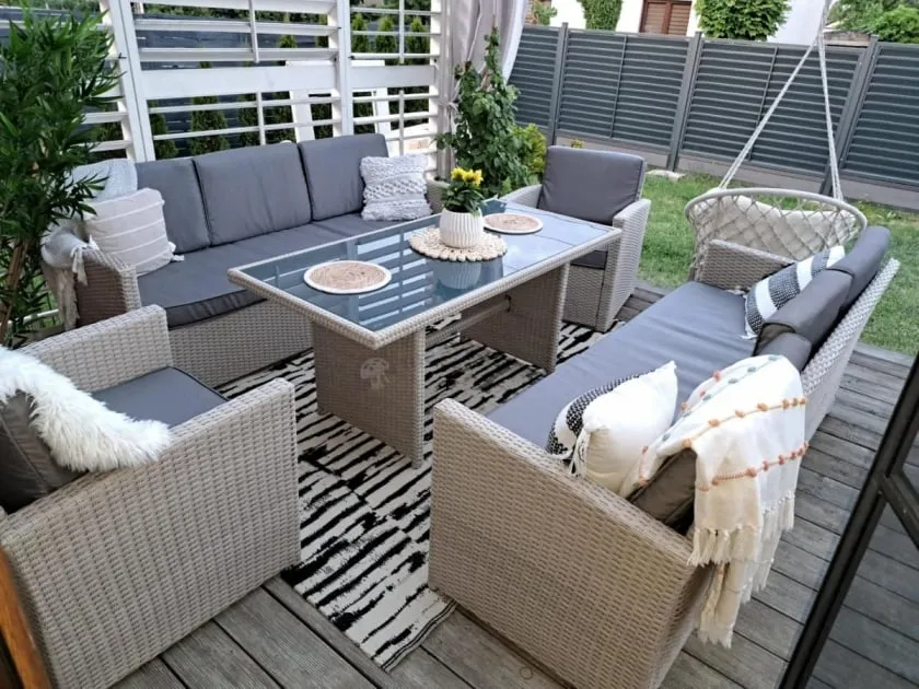 aranżacje tarasów z meblami technorattanowymi i aluminiowymi