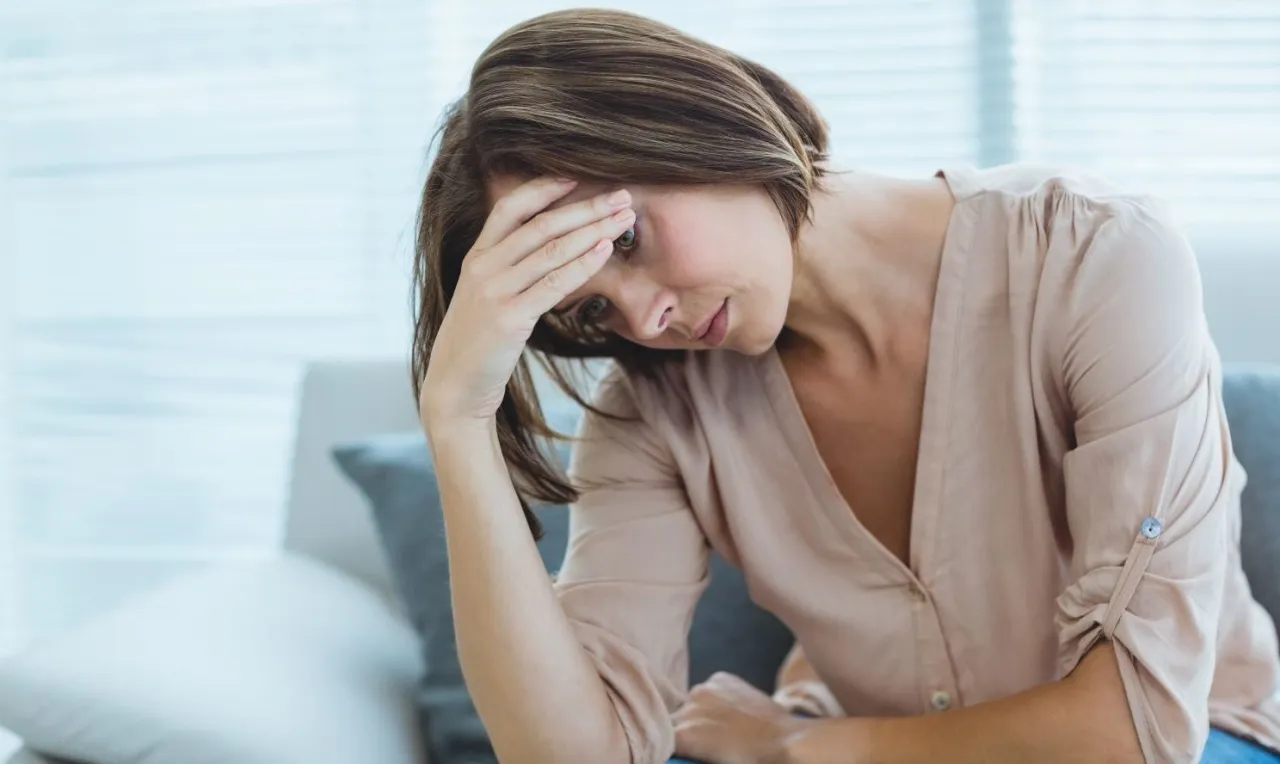 Kobieta z wahaniami nastroju menopauza