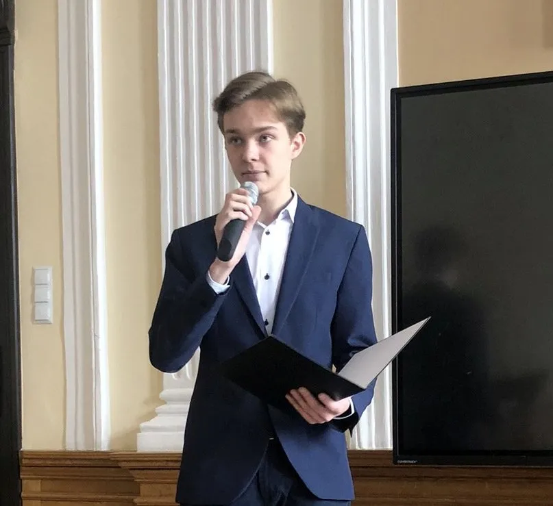 Uczeń z indeksem lub świadectwem z wyróżnieniem