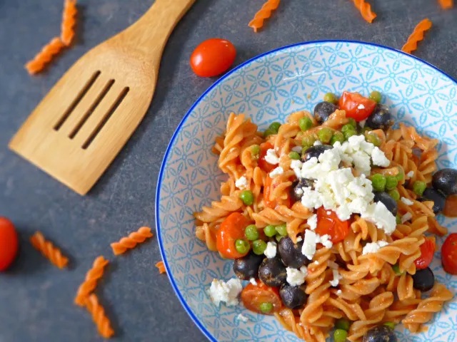 Bunte Nudeln aus Linsen und Kichererbsen in einer Sch&uuml;ssel